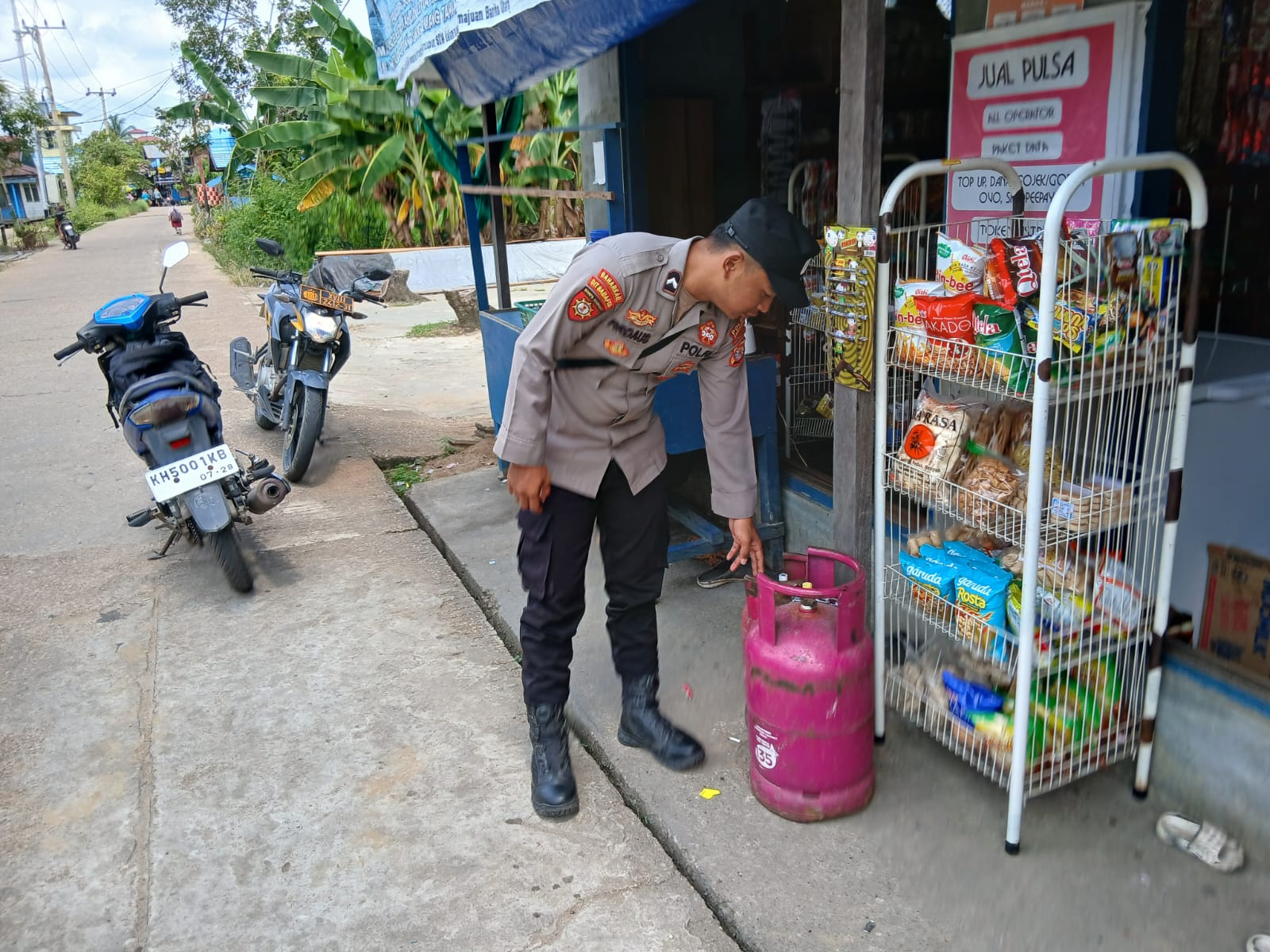 Polsek Montallat Laksanakan Pengecekan Gas LPG Untuk Pantau Stok Dan Harga Di Pasaran