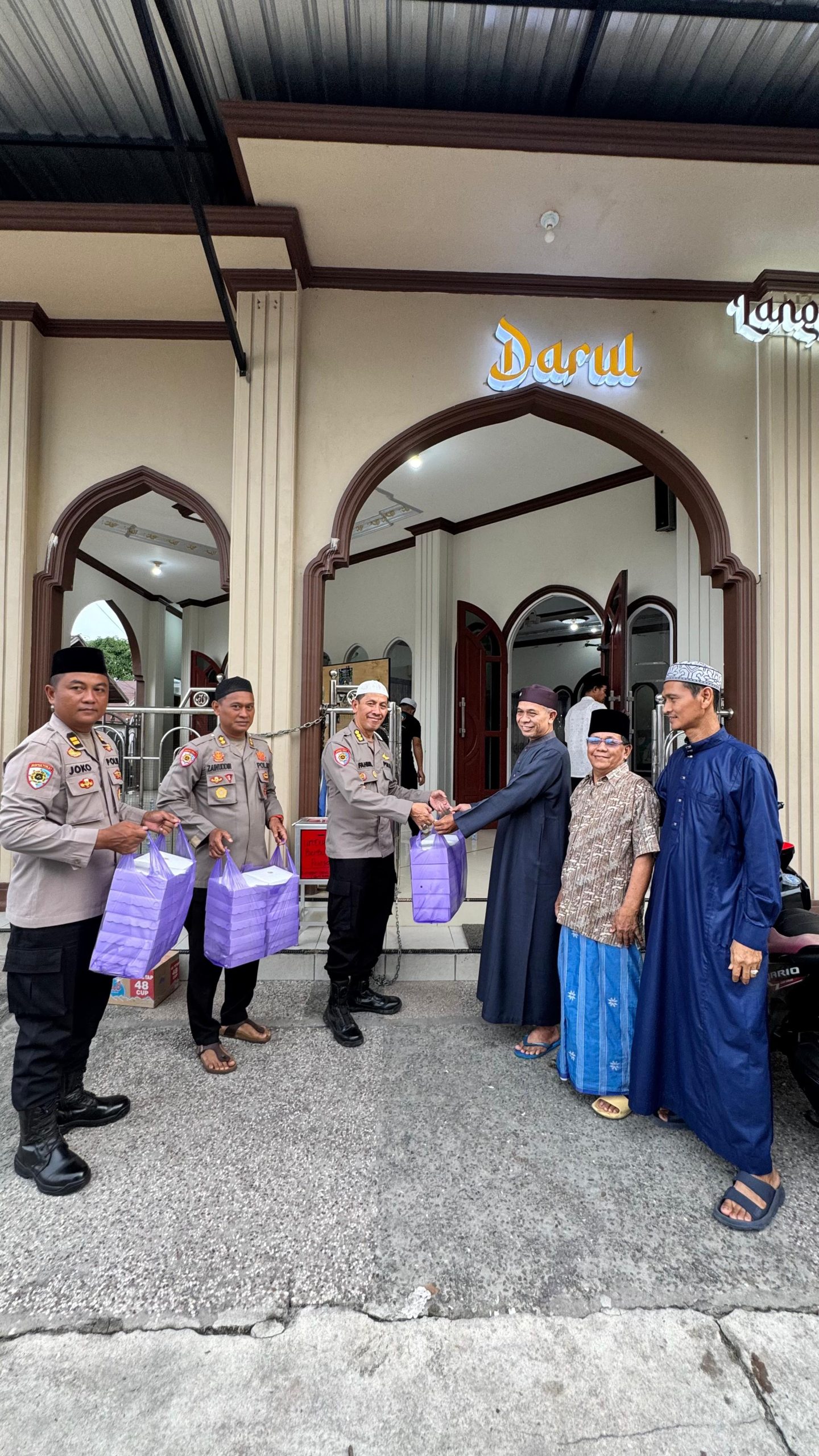 Berkah Ramadan, Itwasda Polda Kalteng Bagikan Takjil di Musholla Darul Ihsan‎