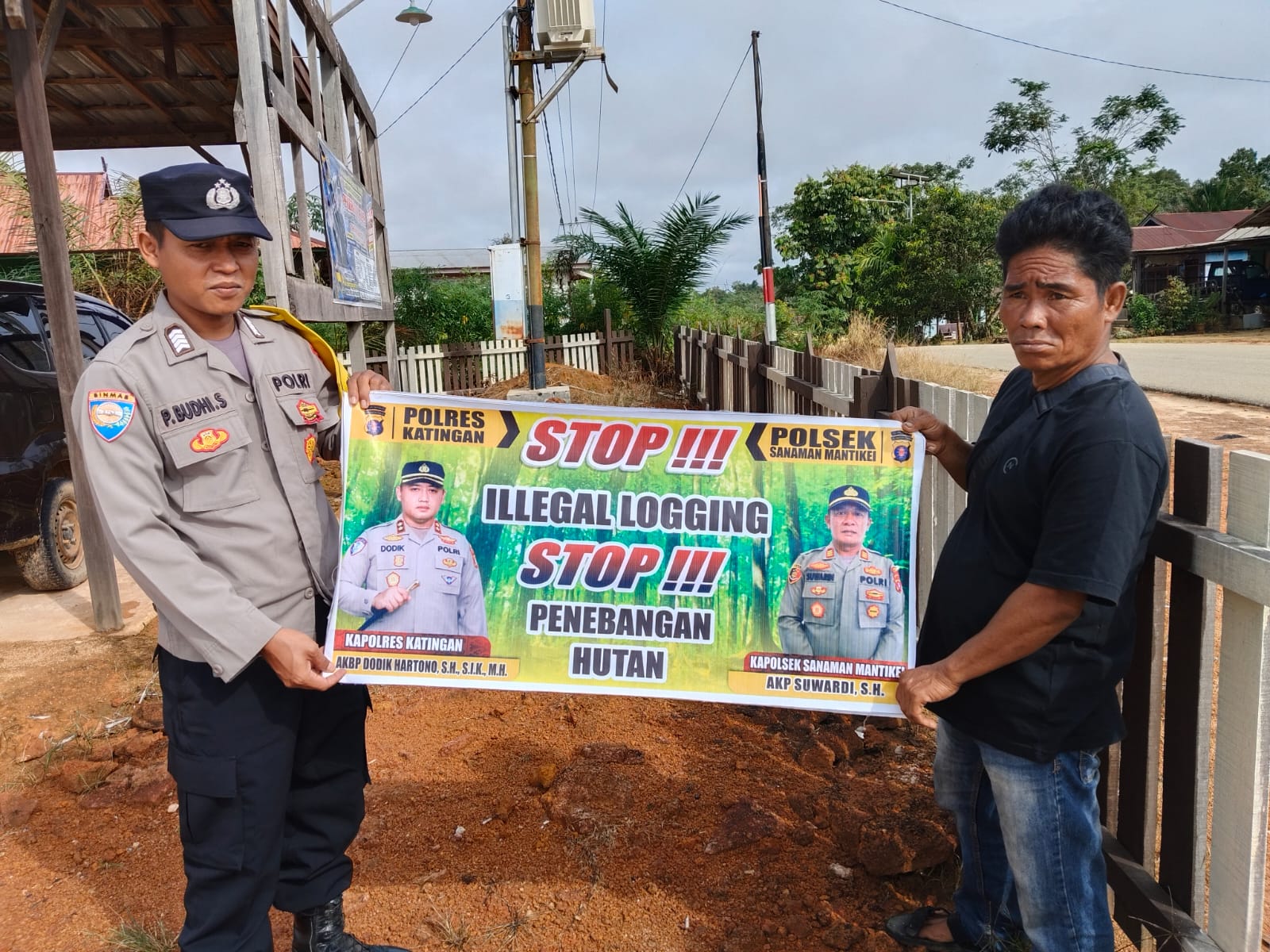 Bhabinkamtibmas laksanakan Sosialisasikan tentang larangan dan sangsi Pidana bagi pelaku Ileggal Logging kepada masyarakat di  Desa Binaan.