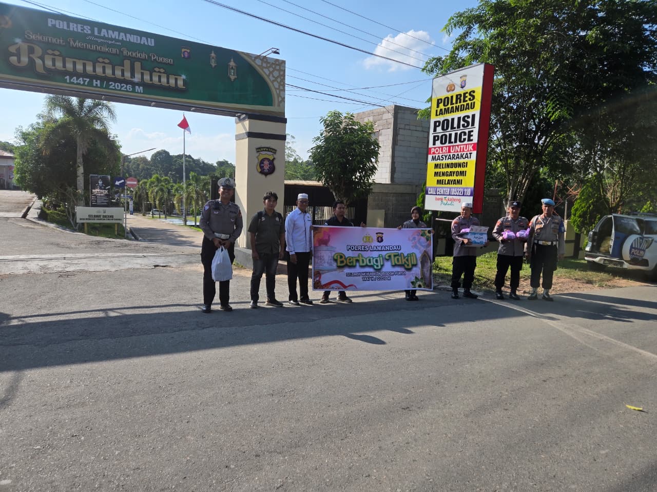 Ramadan Penuh Berkah Personil Turun ke Jalan, Bagikan Takjil bagi Pengguna Jalan Menjelang Berbuka