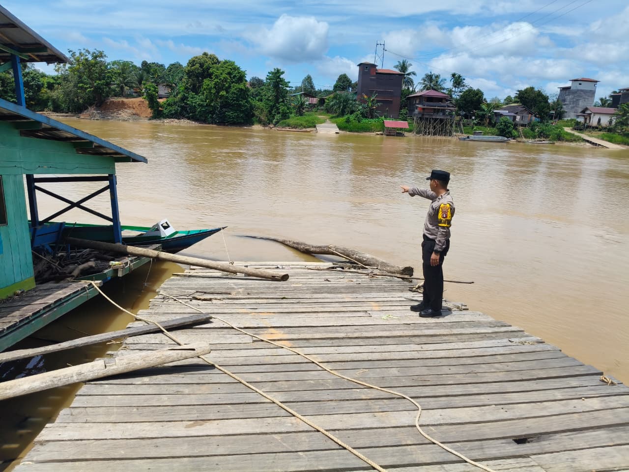 Piket Polsek Marikit Monitoring Debit air Das Katingan.
