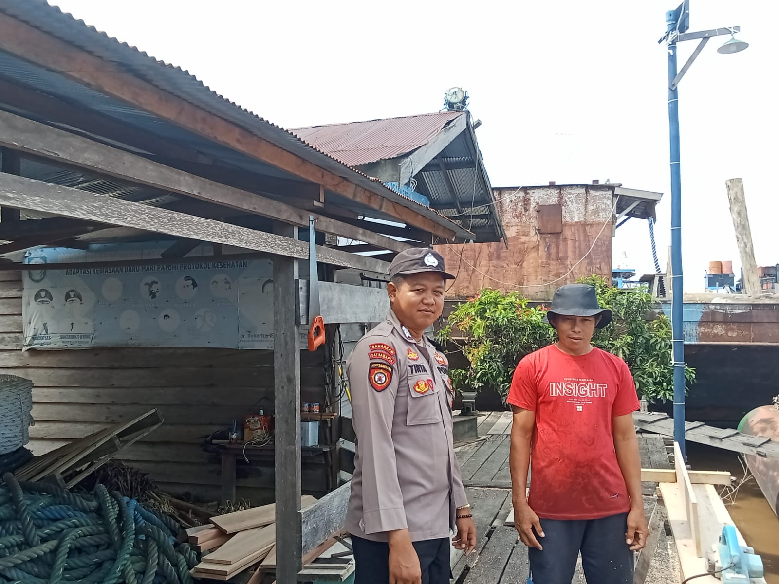 Dalam Rangka Mendukung Program Pemerintah, Bhabinkamtibmas Desa Mendawai Polsek Mendawai Cek Lokasi Pemanfaatan Lahan Pekarangan Warga