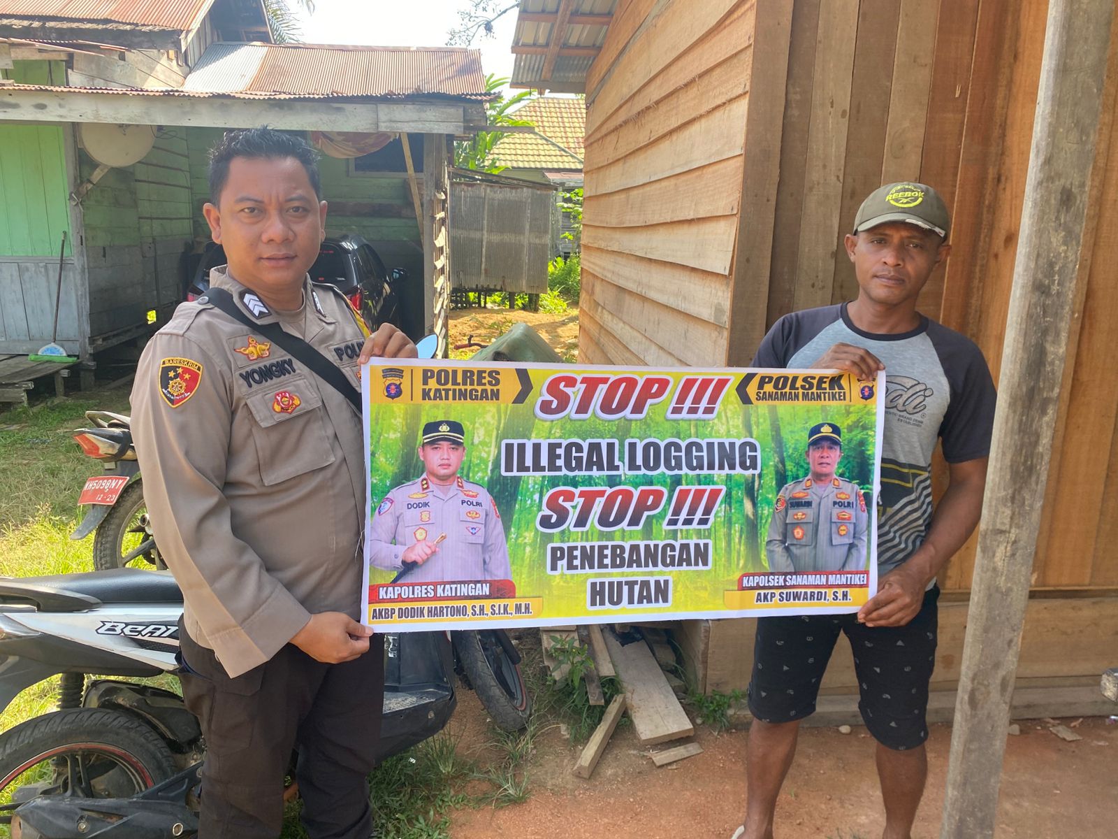 Bhabinkamtibmas laksanakan Sosialisasikan tentang larangan dan sangsi Pidana bagi pelaku Ileggal Logging kepada masyarakat di  Desa Binaan.