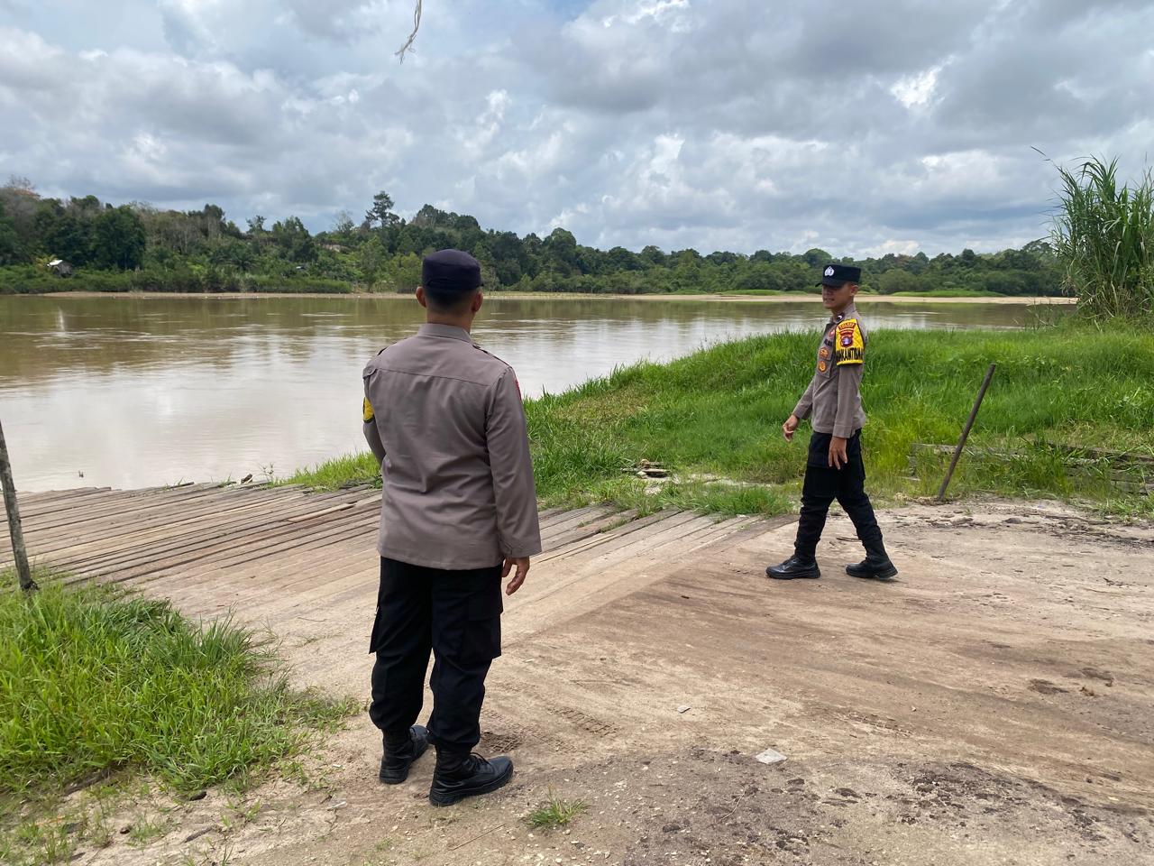 Deteksi Banjir, Polsek Tewang Sangalang Garing dan Pulau Malan Cek Ketinggian Debit Air