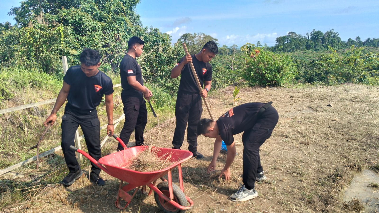 Brimob Kalteng Gelar Bakti Sosial, Bersihkan Pura Artha Luka Wujud Kepedulian dan Toleransi