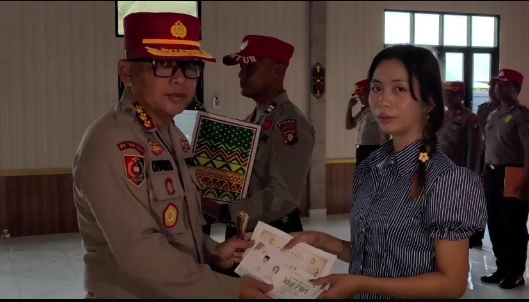 Sambut Kemenangan Idul Fitri 1447 H, Kepala SPN Polda Kalteng Serahkan Bingkisan Lebaran untuk Seluruh Personel