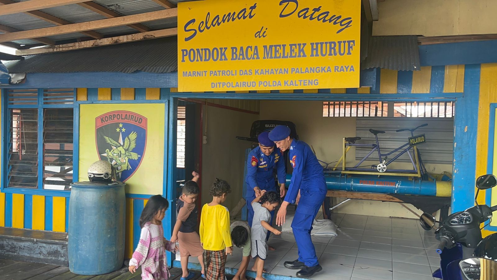 ‎Personel Ditpolairud Polda Kalteng ajak anak anak pesisir belajar di Pondok baca. ‎‎