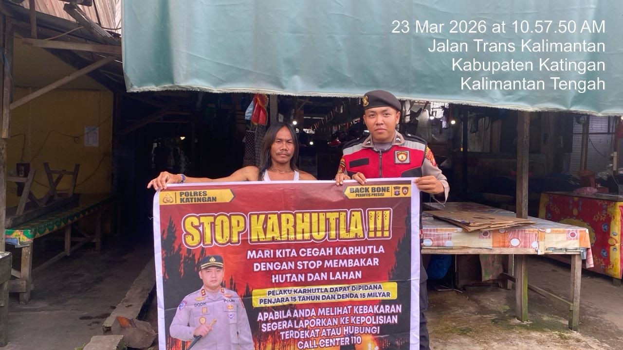 Personel Samapta Polres Katingan Sosialisasikan Pencegahan Karhutla kepada Masyarakat Desa Hampalit.