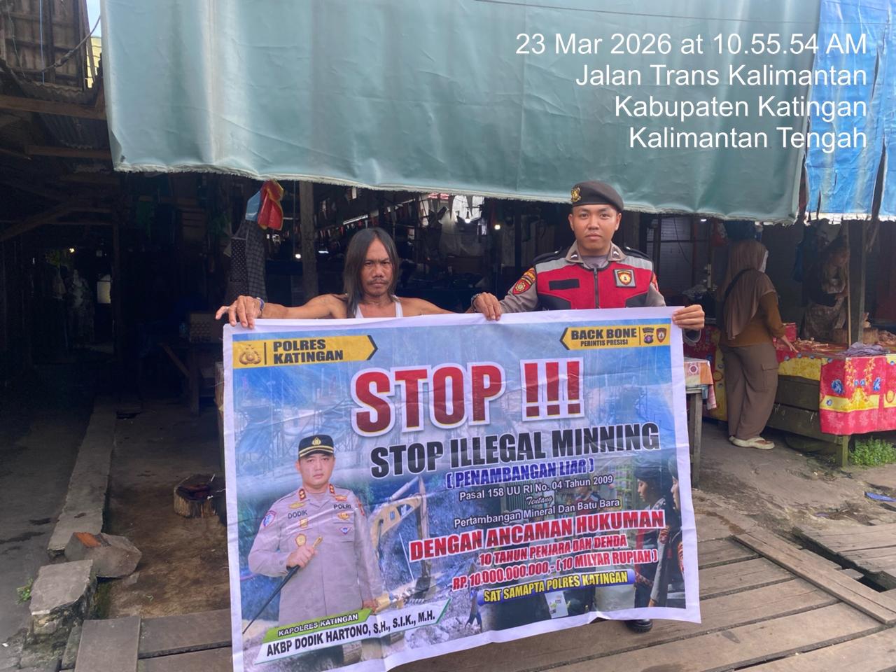 Personel Samapta Polres Katingan Sosialisasikan Larangan Ilegal Mining kepada Masyarakat.