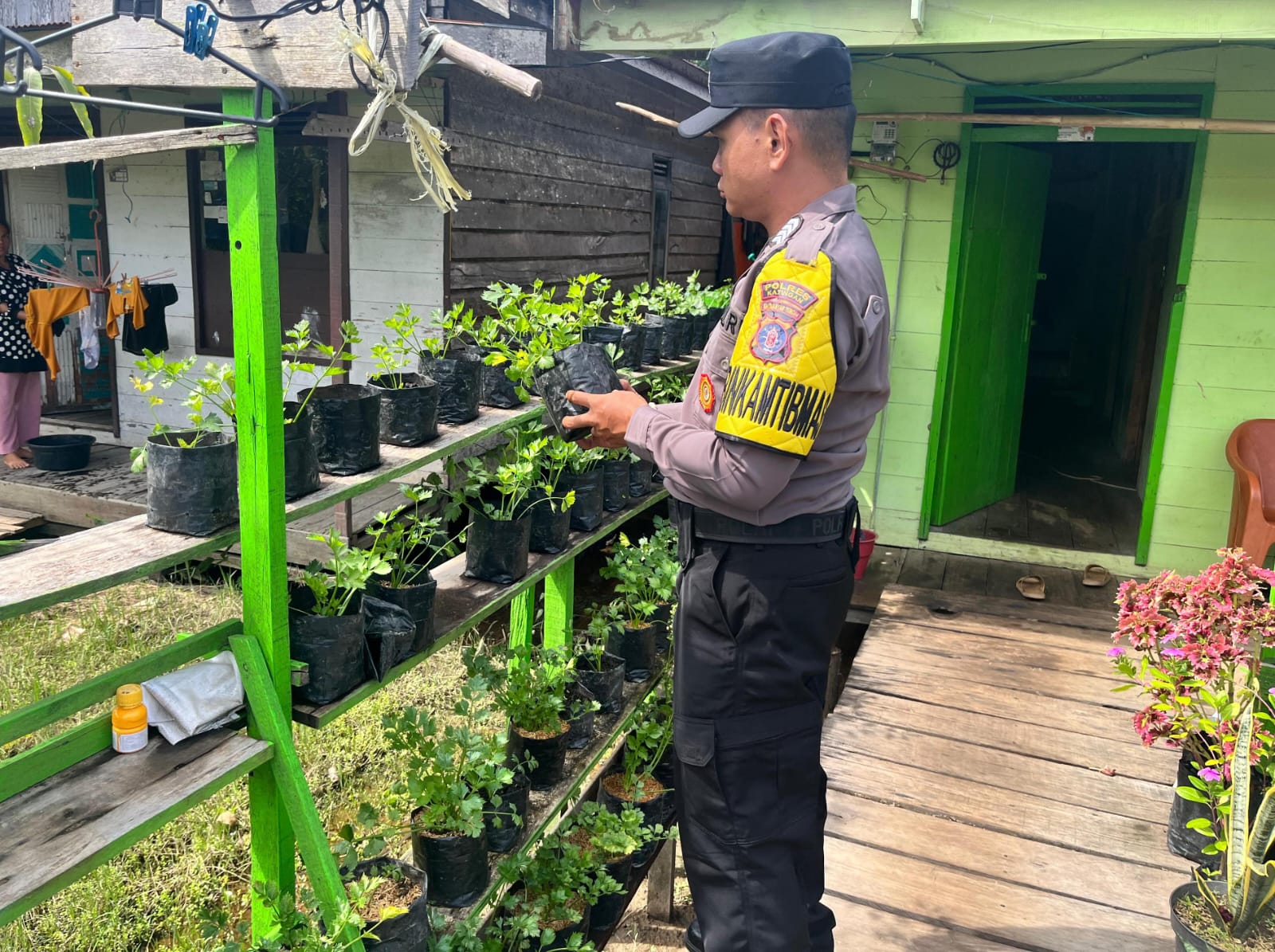 Bhabinkamtibmas Desa Kampung Tengah Sambangi Masyarakat Pemilik Pemanfaatan Lahan Pekarangan