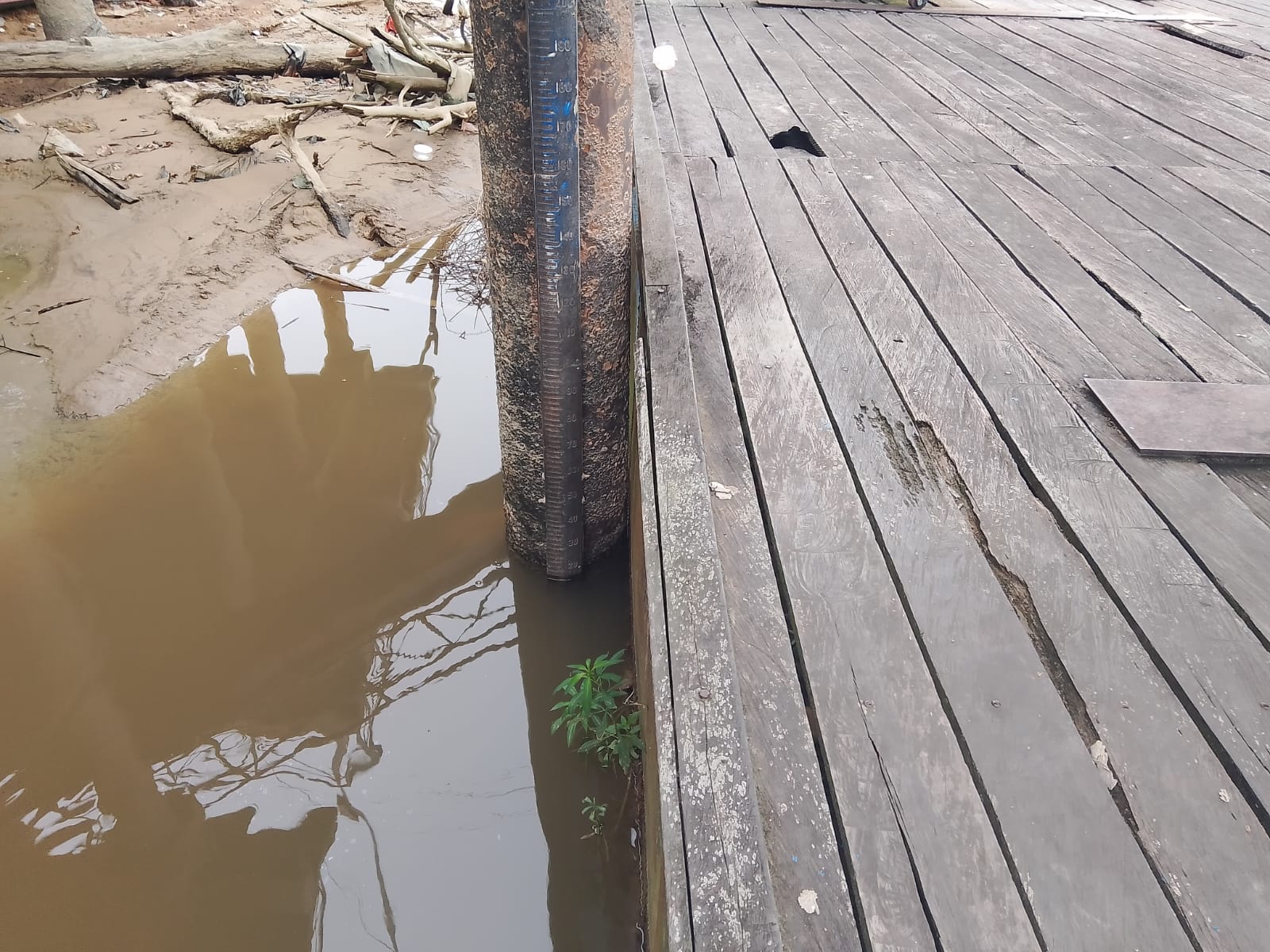 Piket Polsek Bulik Cek debit air di Kelurahan Nanga Bulik