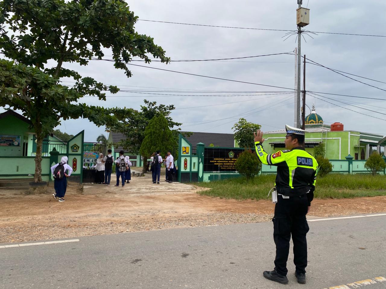 Cegah Kemacetan dan Kecelakaan, Sat Lantas Giatkan Gatur Lalin di MTs Negeri