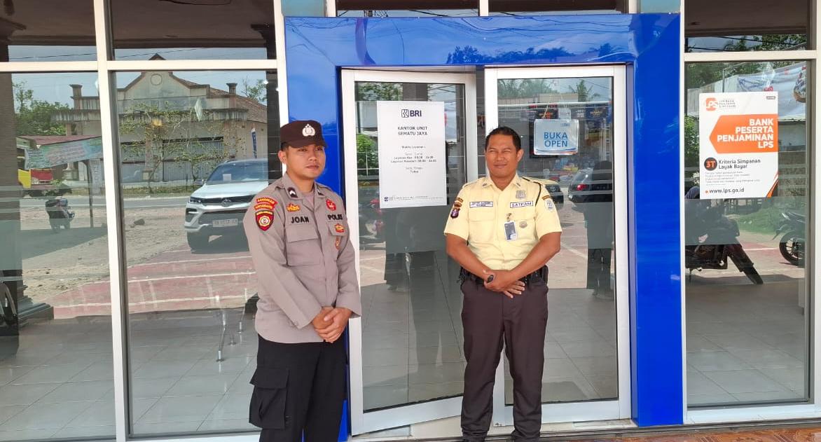 Anggota Polsek Sematu Jaya yang di pimpin langsung, Aipda Erizki melaksanakan patroli dialogis di Megamart Kecamatan Sematu Jaya guna memelihara siskamtibmas di wilayah Hukum Polsek Sematu Jaya.