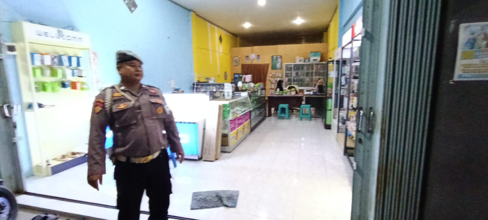 Personil Piket Polsek Bulik Laksanakan Patroli Pertokoan