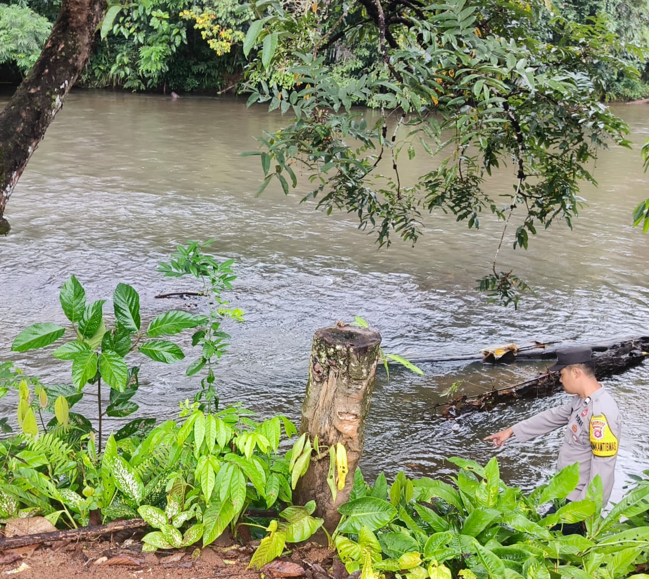 Piket Polsek Delang cek debit air DAS Delang