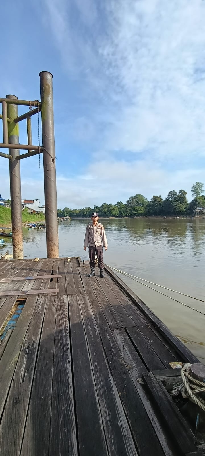 Piket Polsek Bulik Cek debit air di Kelurahan Nanga Bulik