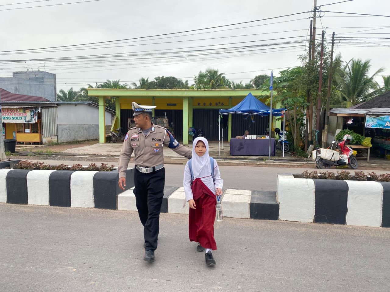 Pastikan Keselamatan, Sat Lantas Lamandau Bantu Anak Sekolah Menyeberang Jalan
