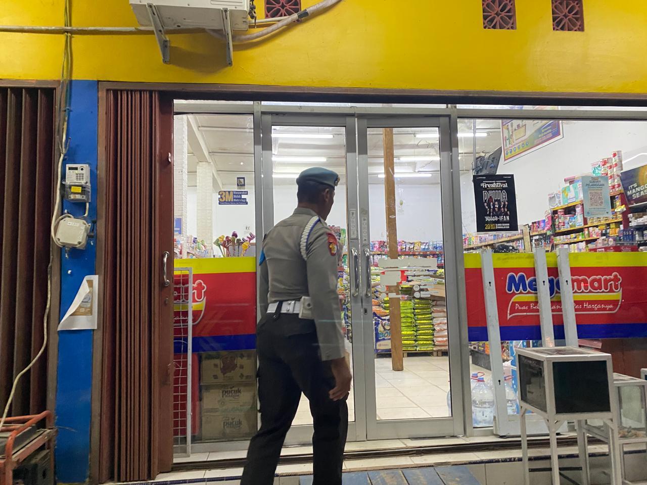 Cegah Gangguan Kamtibmas, Piket Polsek Sematu Jaya Patroli ke Pertokoan