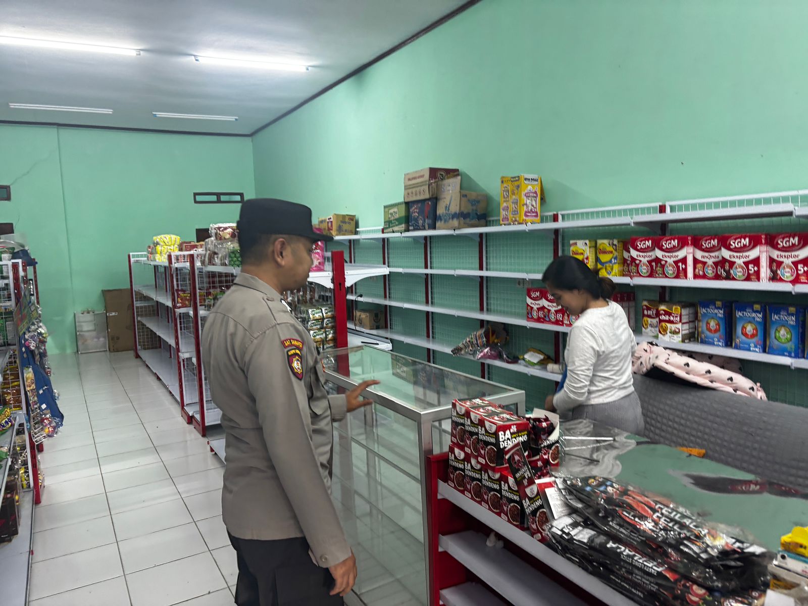 Piket Polsek Lamandau sambang dan Silaturahmi Ke Pedagang