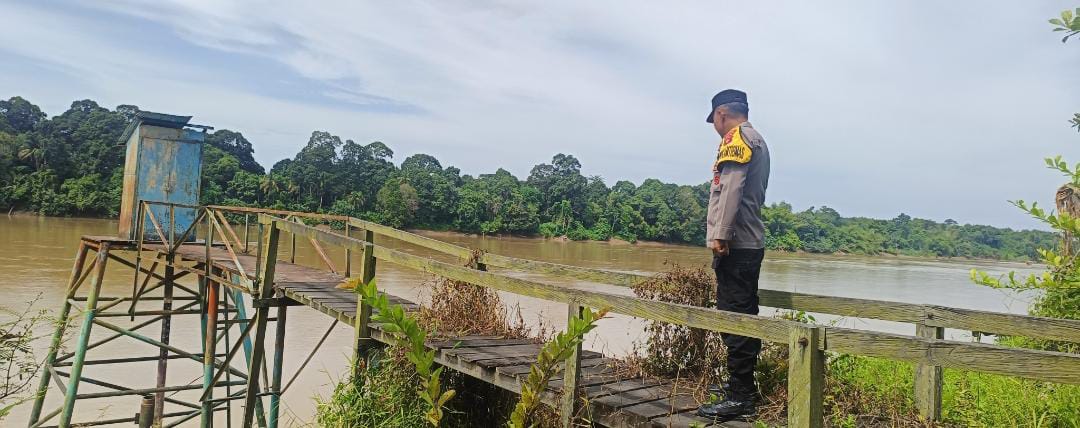 Deteksi Banjir, Polsek Tewang Sangalang Garing dan Pulau Malan Cek Ketinggian Debit Air