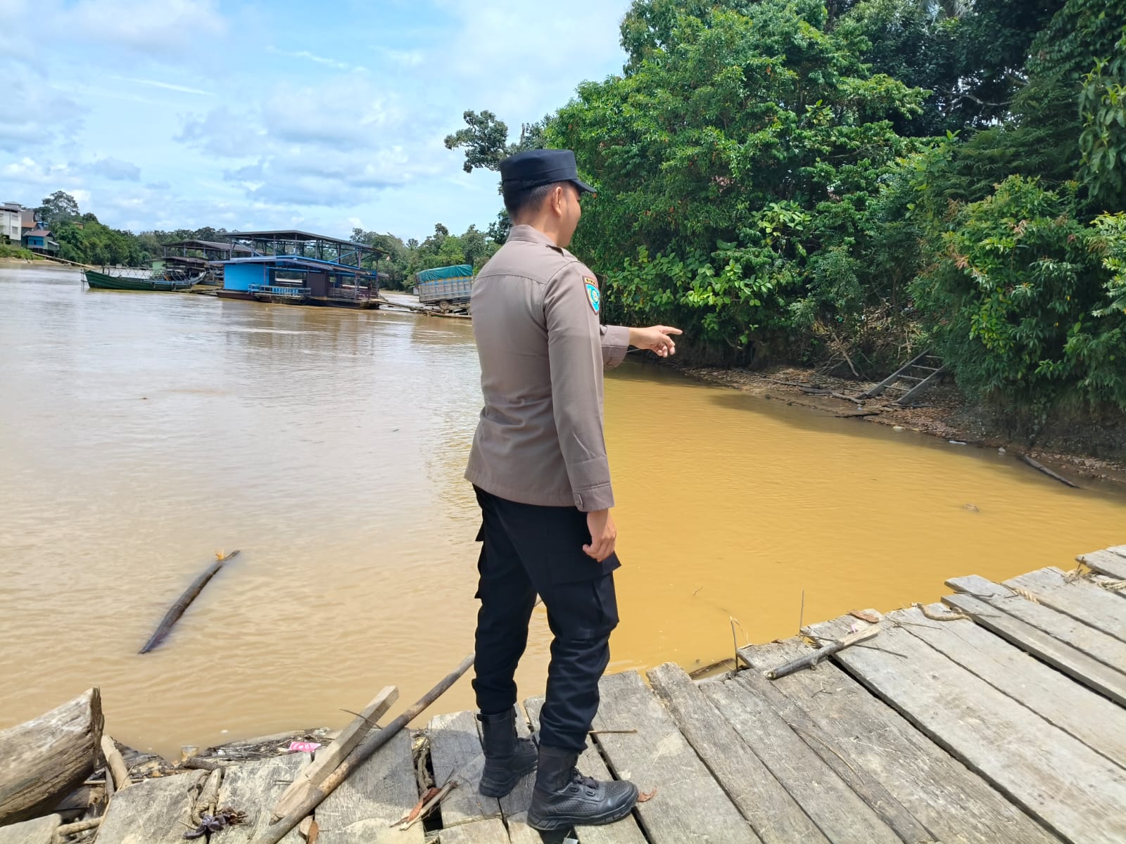 Antisipasi Bencana Banjir, Personil Polsek Marikit Pantau Debit Air DAS Katingan.