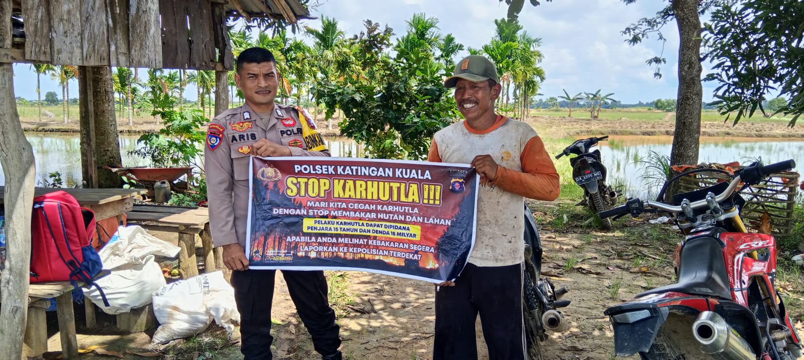 Polsek Katingan KualaBhabinkamtibmas Desa kampung Keramat Sosialisasi Himbauan tentang Karhutla Kepada petani.