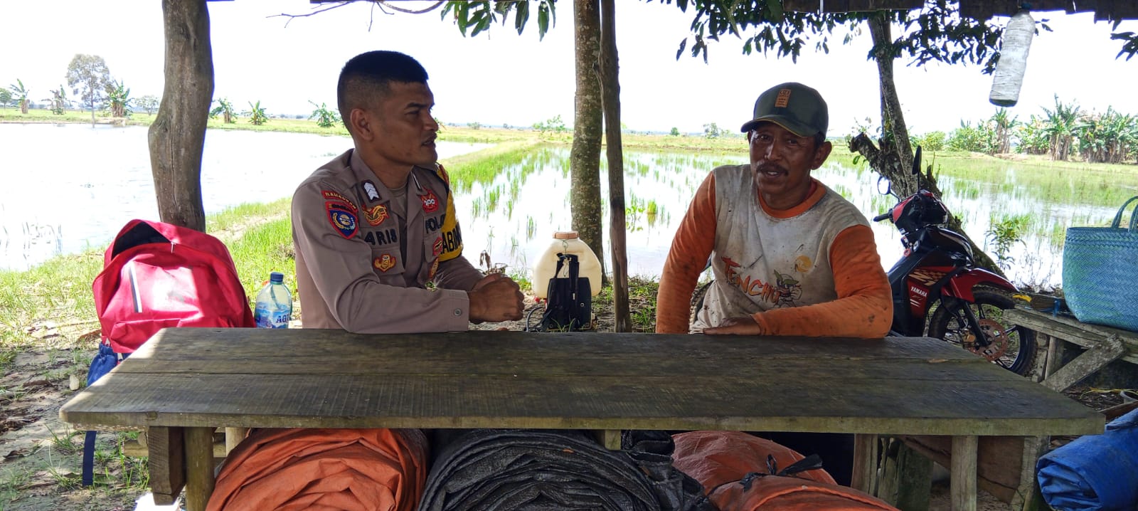 Bhabinkamtibmas Rutin Sambangi Warganya yang sedang beraktivitas lingkungan perumahan warga Desa Kampung Keramat.