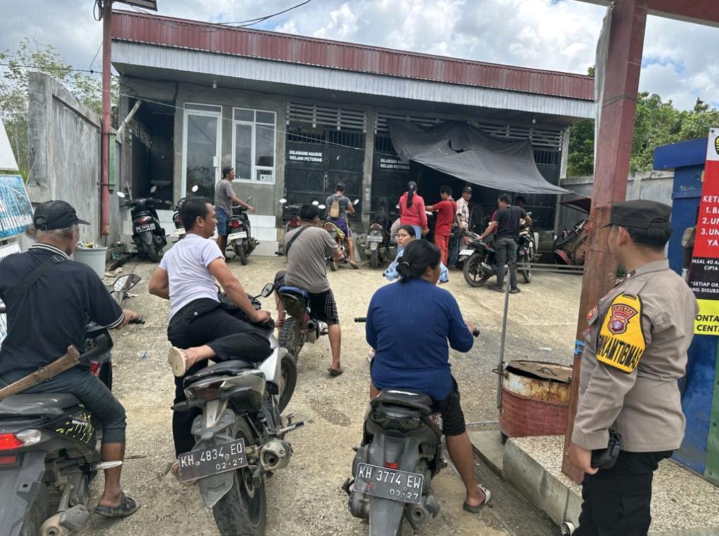 Polsek Teweh Timur Laksanakan Pengamanan dan Monitoring Distribusi BBM Subsidi di Desa Benangin