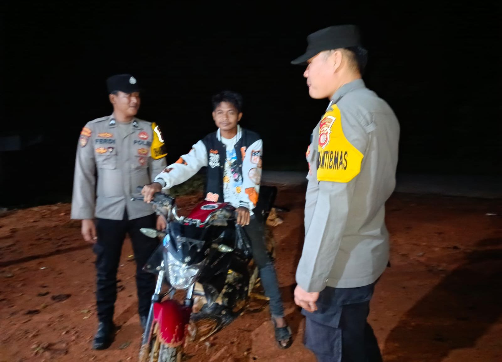 Piket Polsek Sambangi Warga yang sedang Berkendara agar Lebih Berhati-hati di Jalan