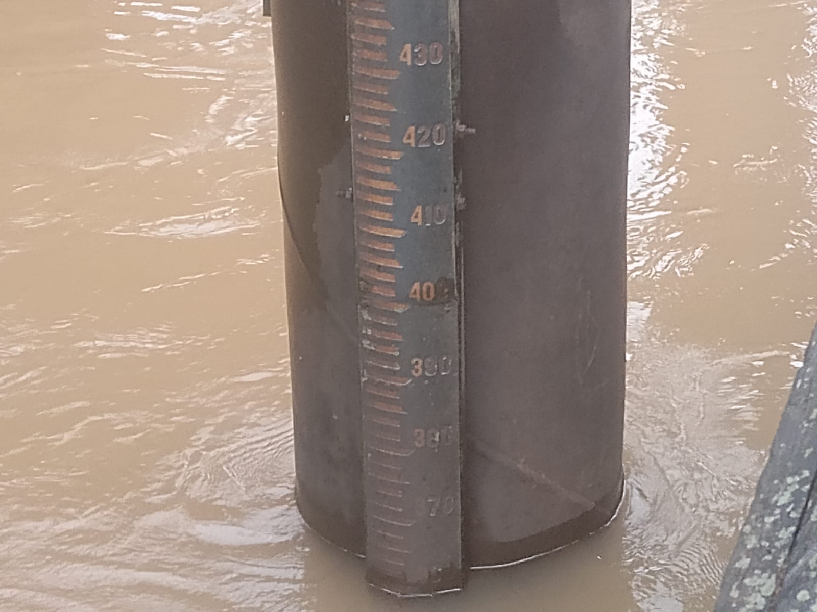 Piket Polsek Bulik Cek debit air di Kelurahan Nanga Bulik