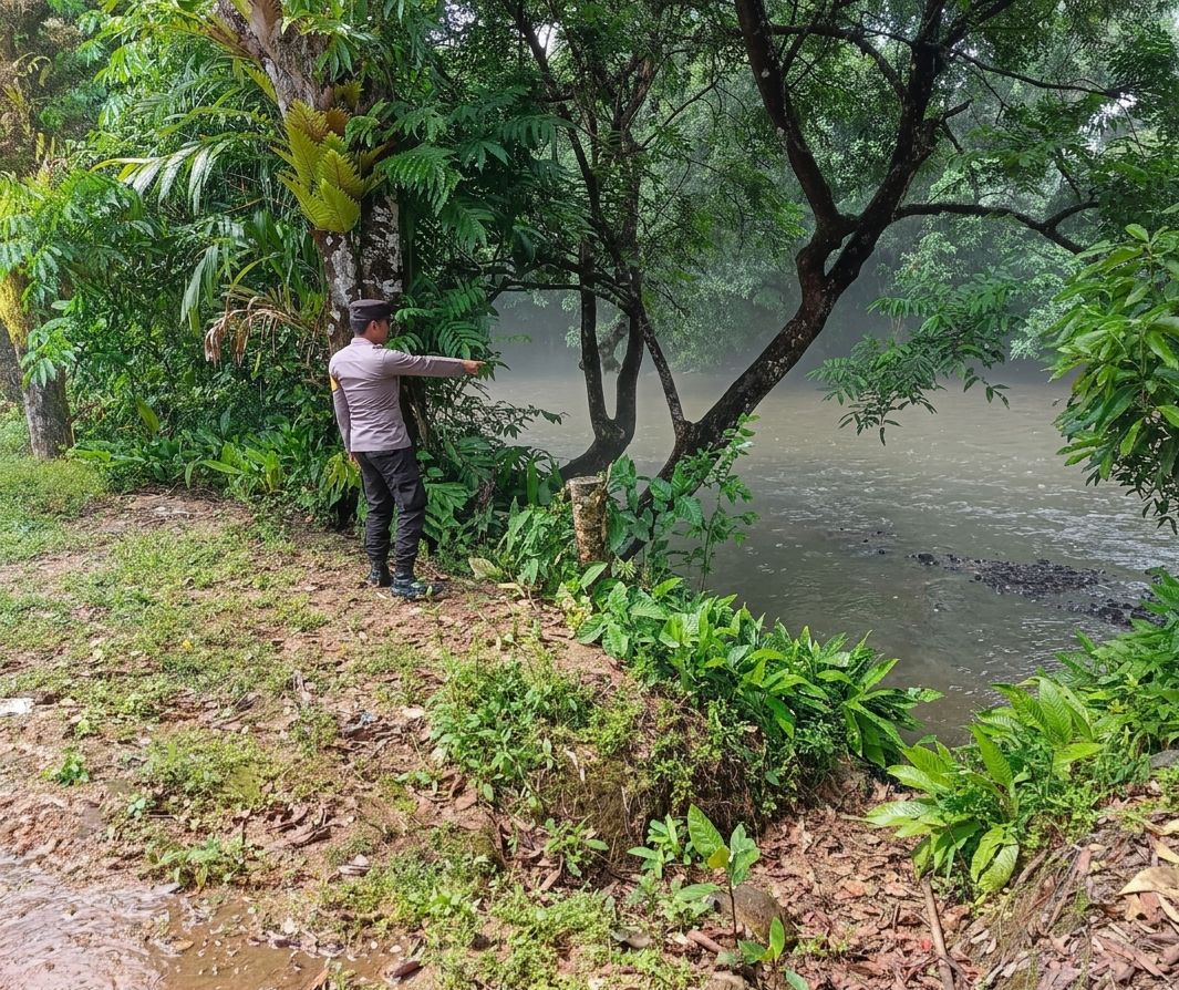 Piket Polsek Delang cek debit air DAS Delang