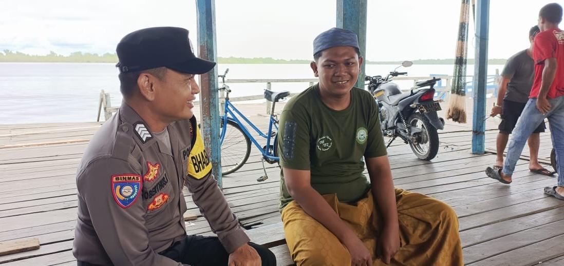 Anggota bhabinkamtibmas Polsek Katingan Kuala Sambang masyarakat Desa Binaannya