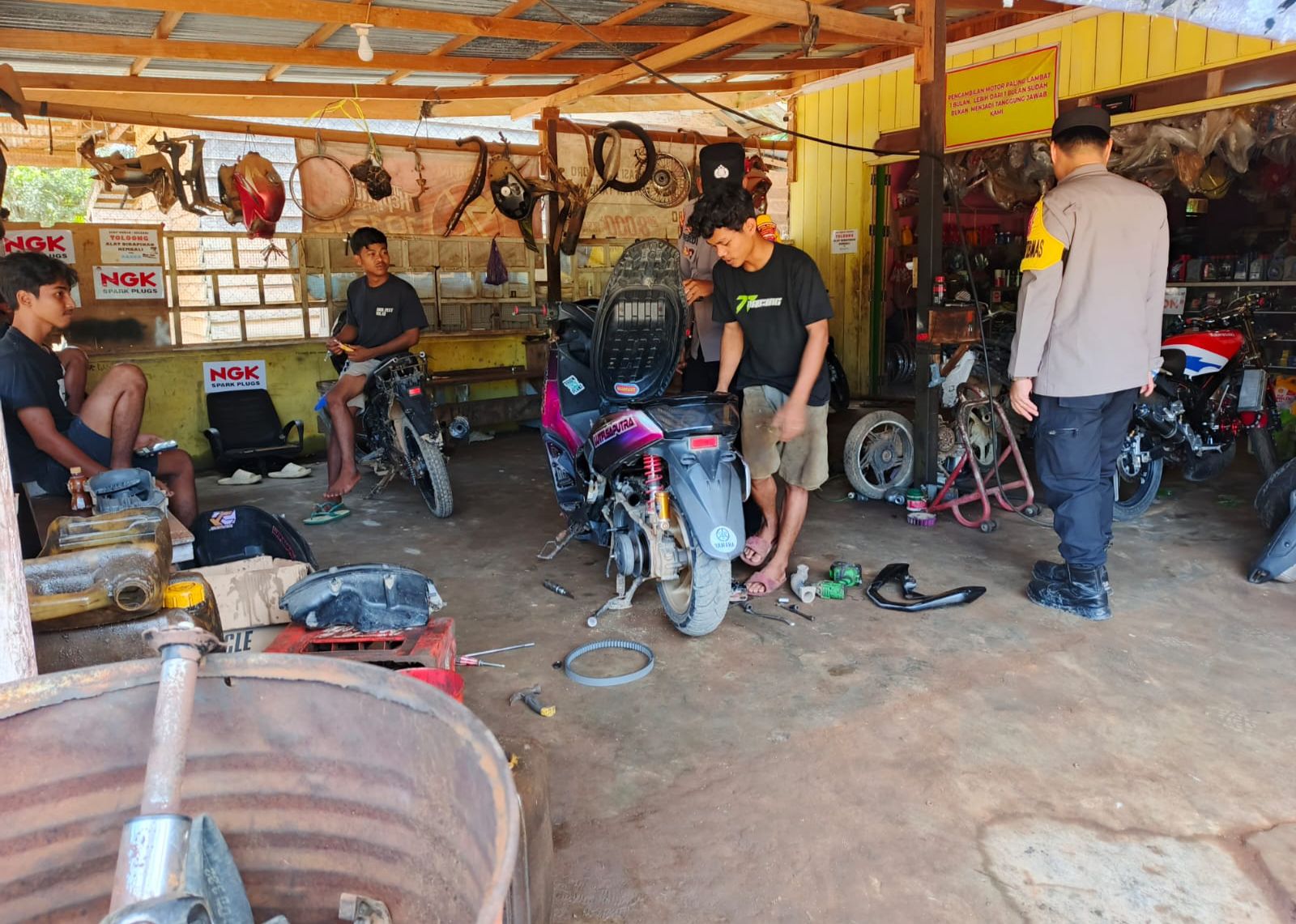 Sambang Bengkel Warga, Personel Piket Polsek Lamandau Ingatkan Pentingnya Kamtibmas