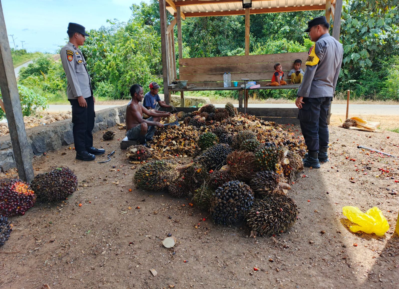 Piket Polsek Silaturahmi ke Masyarakat yang sedang bekerja