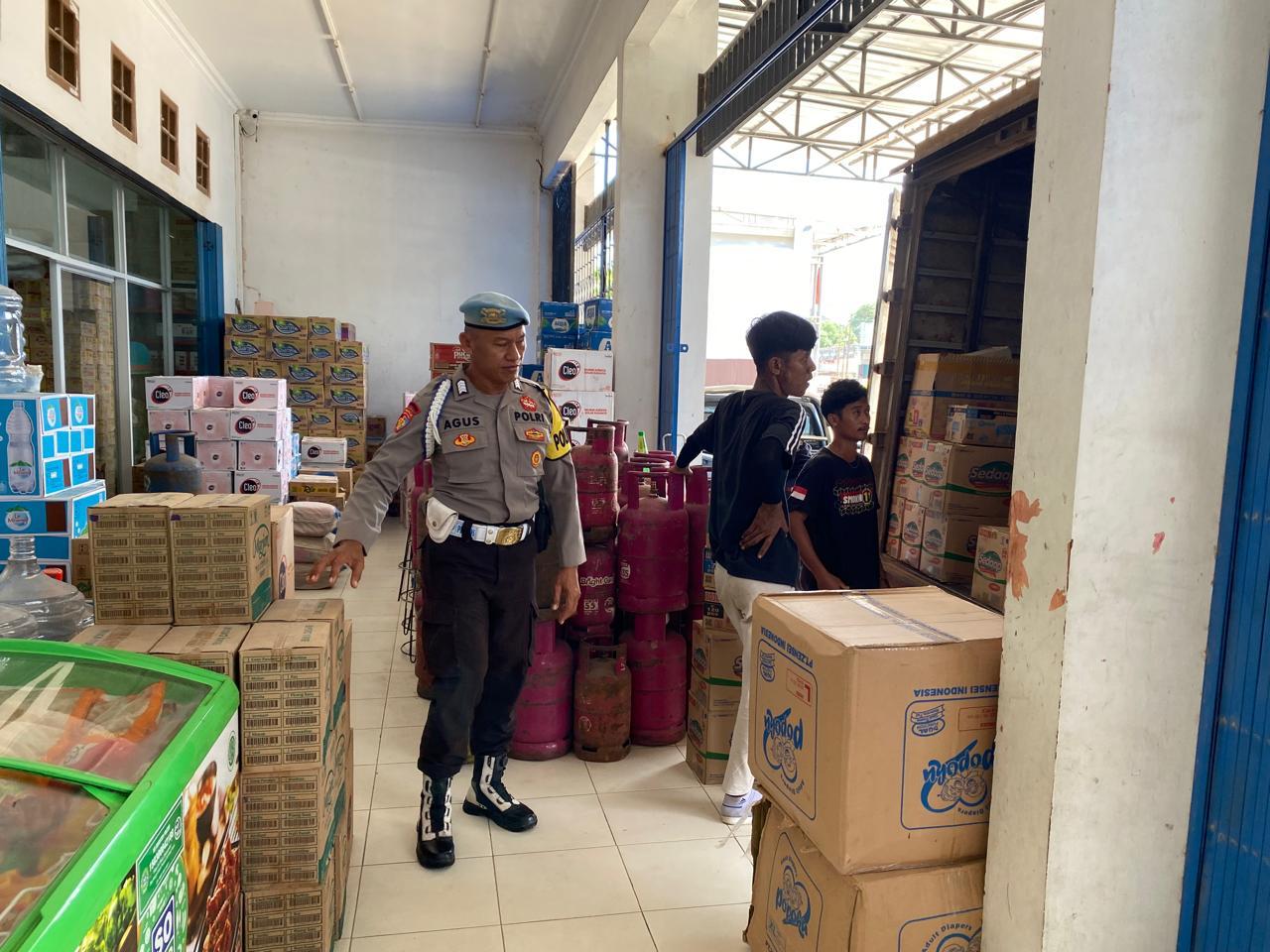 Sematu Jaya, Dalam rangka menjamin salah satu aktifitas warga dalam memenuhi kebutuhan sehari hari, anggota patroli Polsek Sematu Jaya melaksanakan patroli ke Megamart yang ada di wilayah Polsek Sematu Jaya