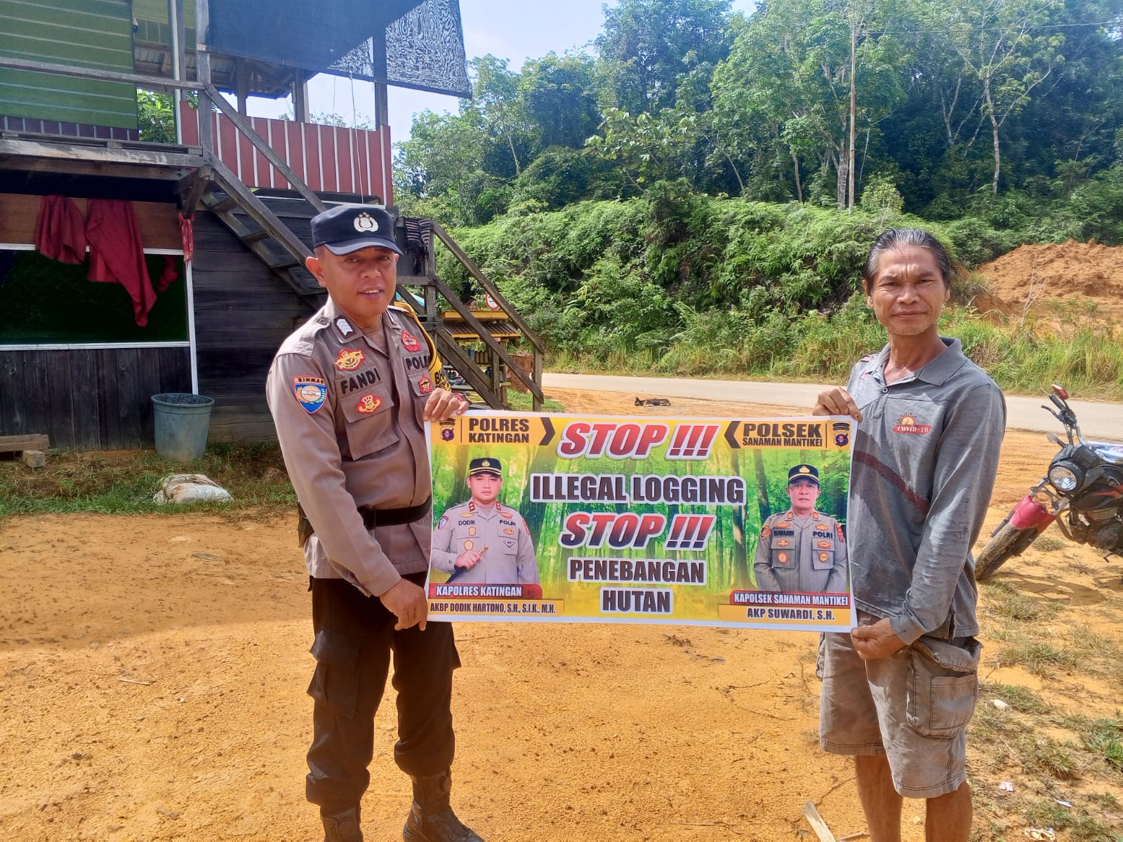 Bhabinkamtibmas laksanakan Sosialisasi kan tentang larangan dan sangsi Pidana bagi pelaku Ileggal Logging kepada masyarakat di Desa Binaan.