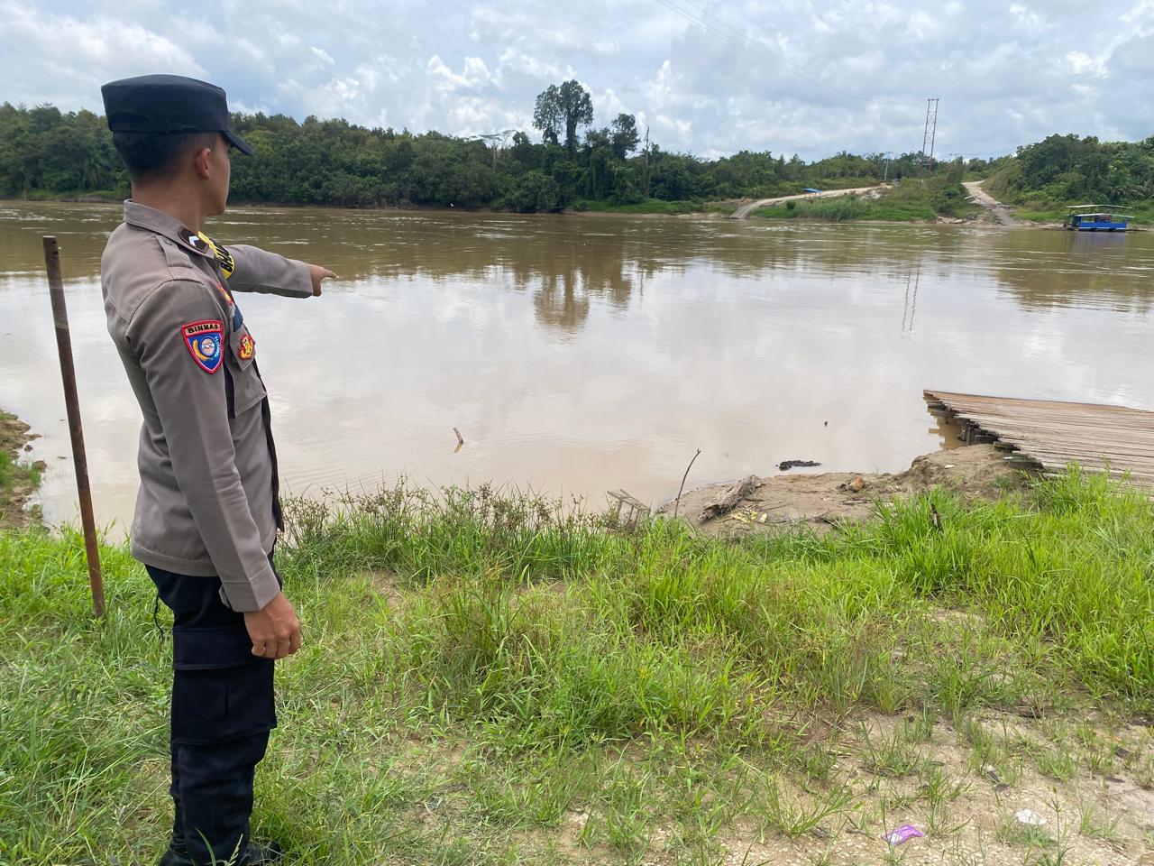 Deteksi Banjir, Polsek Tewang Sangalang Garing dan Pulau Malan Cek Ketinggian Debit Air