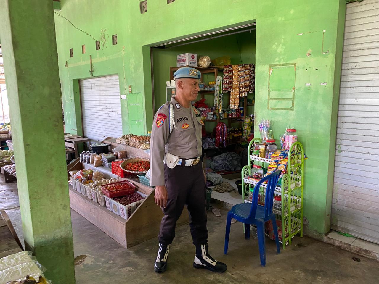 Personil Polsek Sematu Jaya laksanakan Patroli Dialogis Cegah Gangguan Kamtibmas