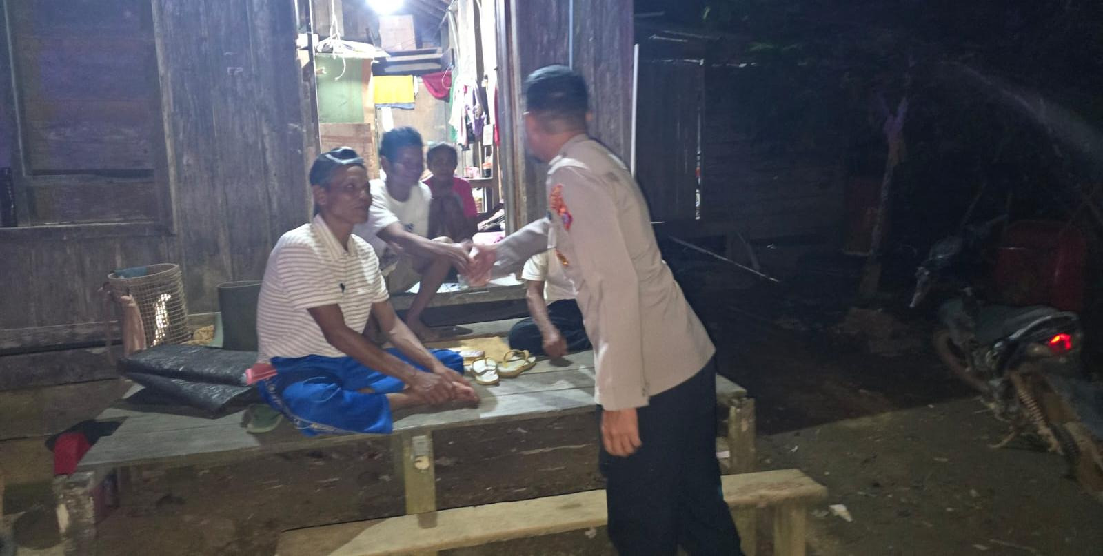 Personil Polsek Sambangi Warga yang Sedang Berkumpul untuk Jaga Kamtibmas