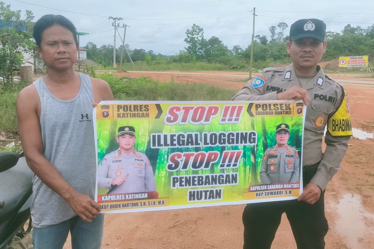 Bhabinkamtibmas laksanakan Sosialisasikan tentang larangan dan sangsi Pidana bagi pelaku Ileggal Logging kepada masyarakat di  Desa Binaan.