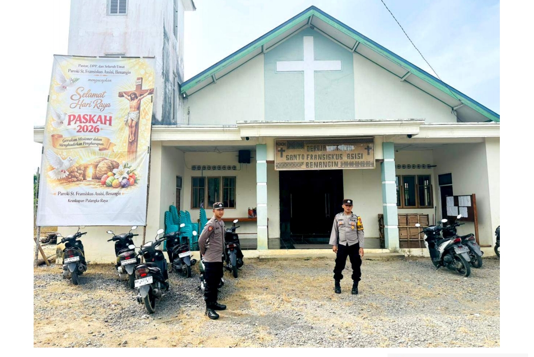 Polsek Teweh Timur Laksanakan Pengamanan Ibadah Sabtu Suci di Gereja Santo Fransiskus Asisi Benangin I