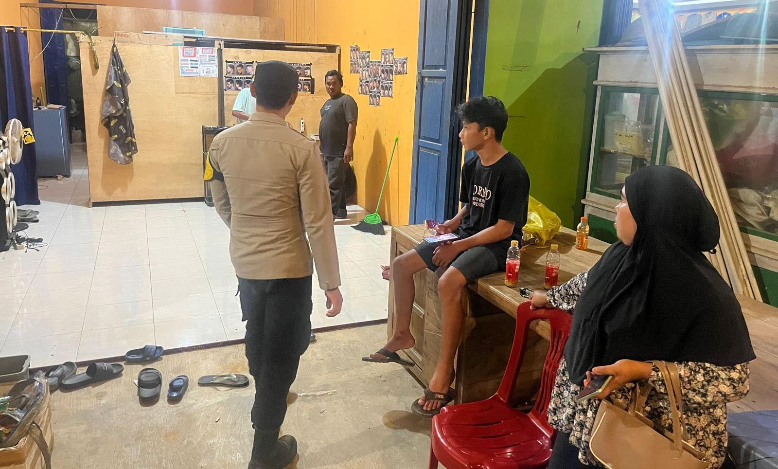 Personil Polsek Sambangi Warga yang Sedang Berkumpul untuk Jaga Kamtibmas