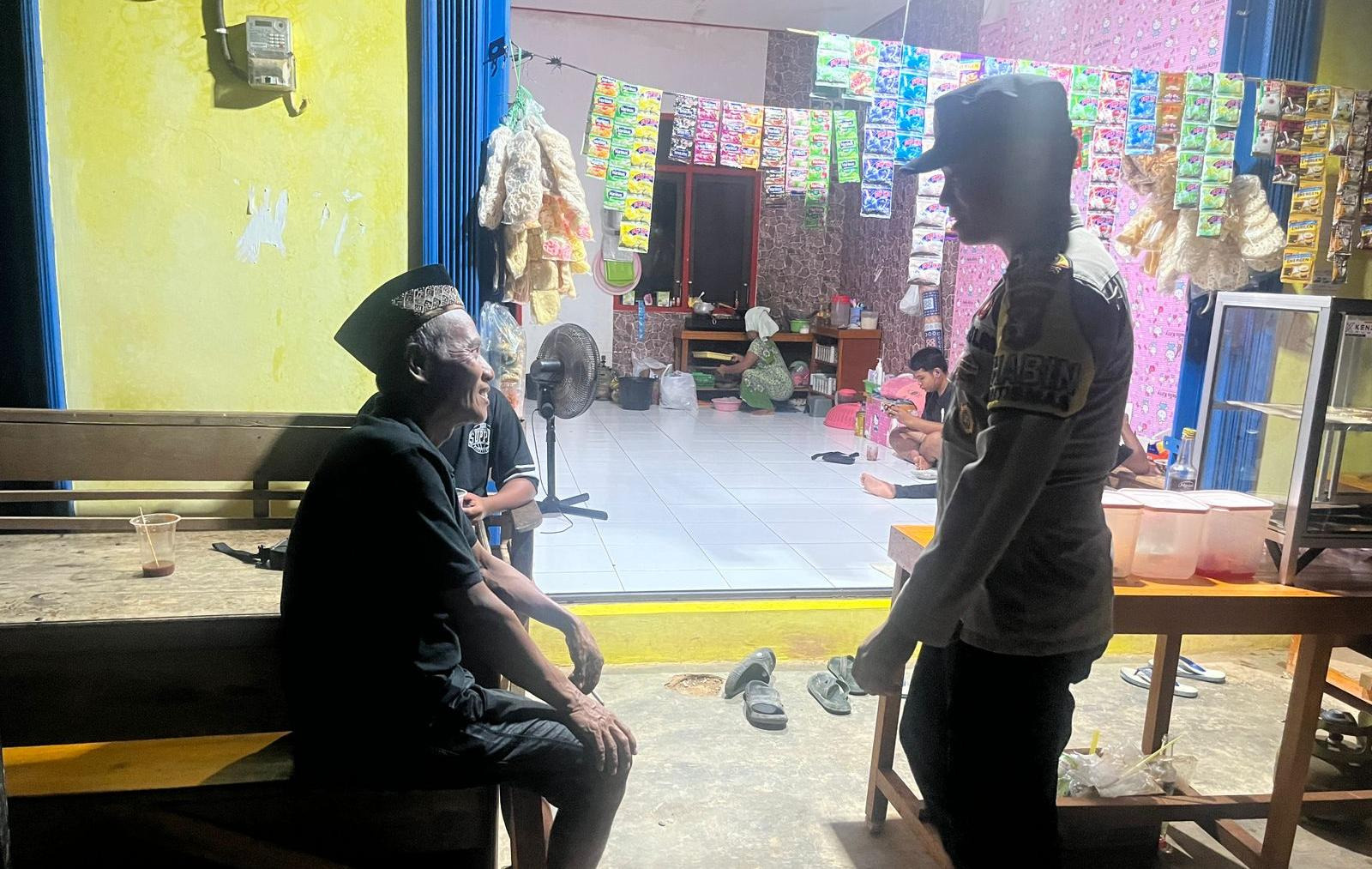 Personel Piket Polsek Lamandau Sambangi Warga, Sampaikan Imbauan Harkamtibmas