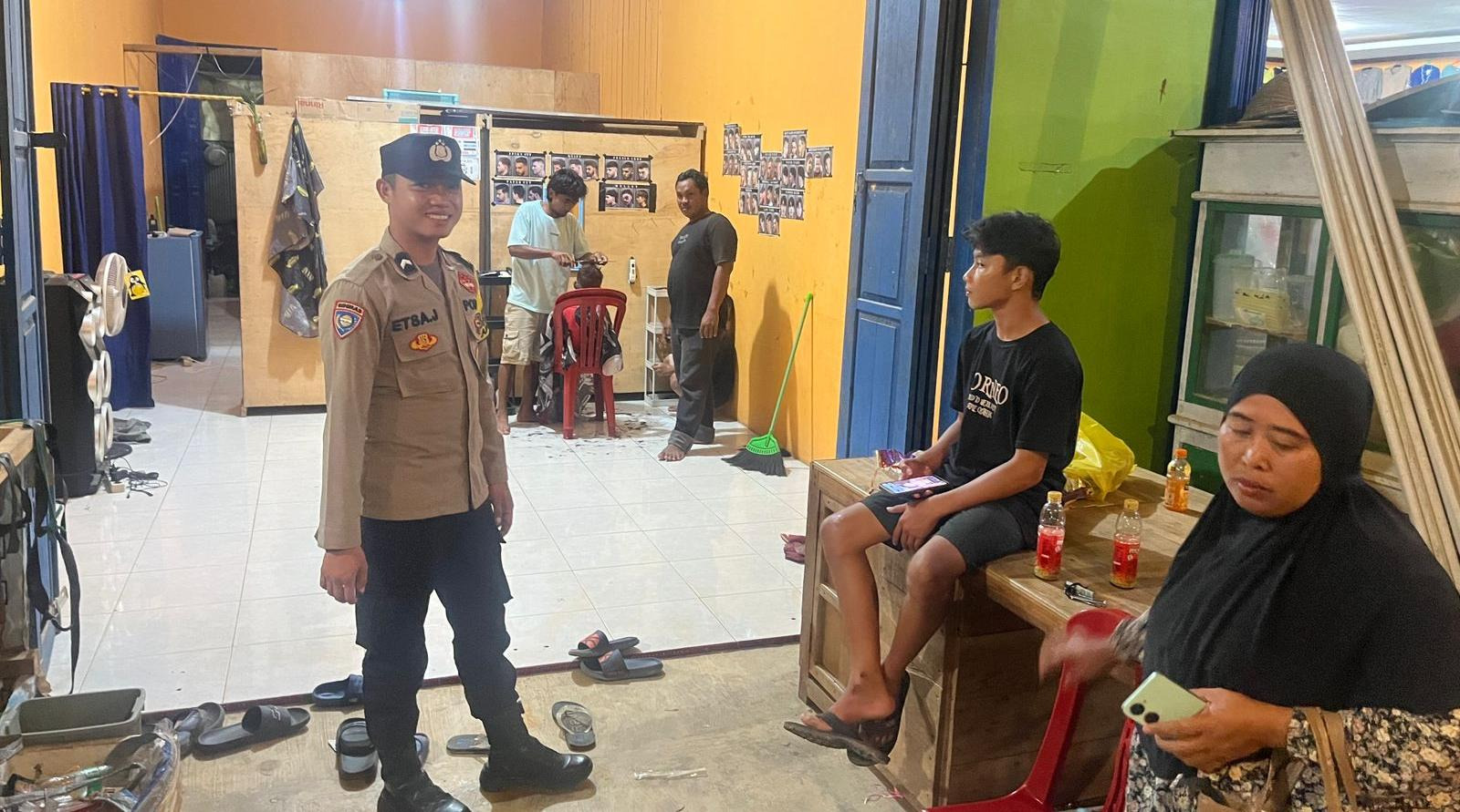 Piket Polsek Samabangi Masyarakat dan Sosialisasikan Tentang Layanan Hotline 110