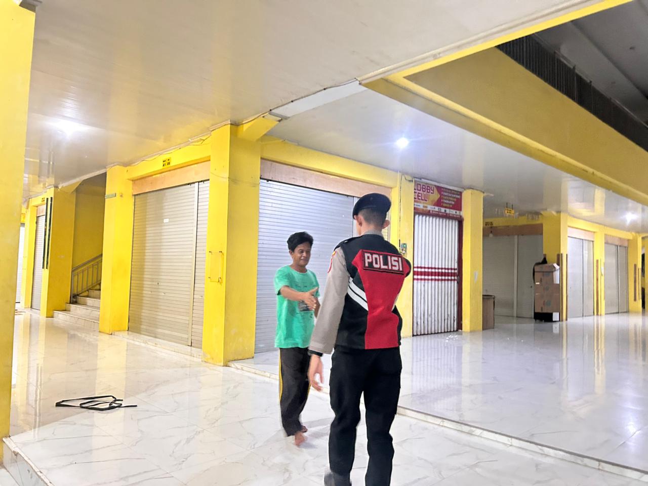 Ciptakan Rasa Aman, Sat Samapta Sambangi Penjaga Malam Saat Patroli Pasar