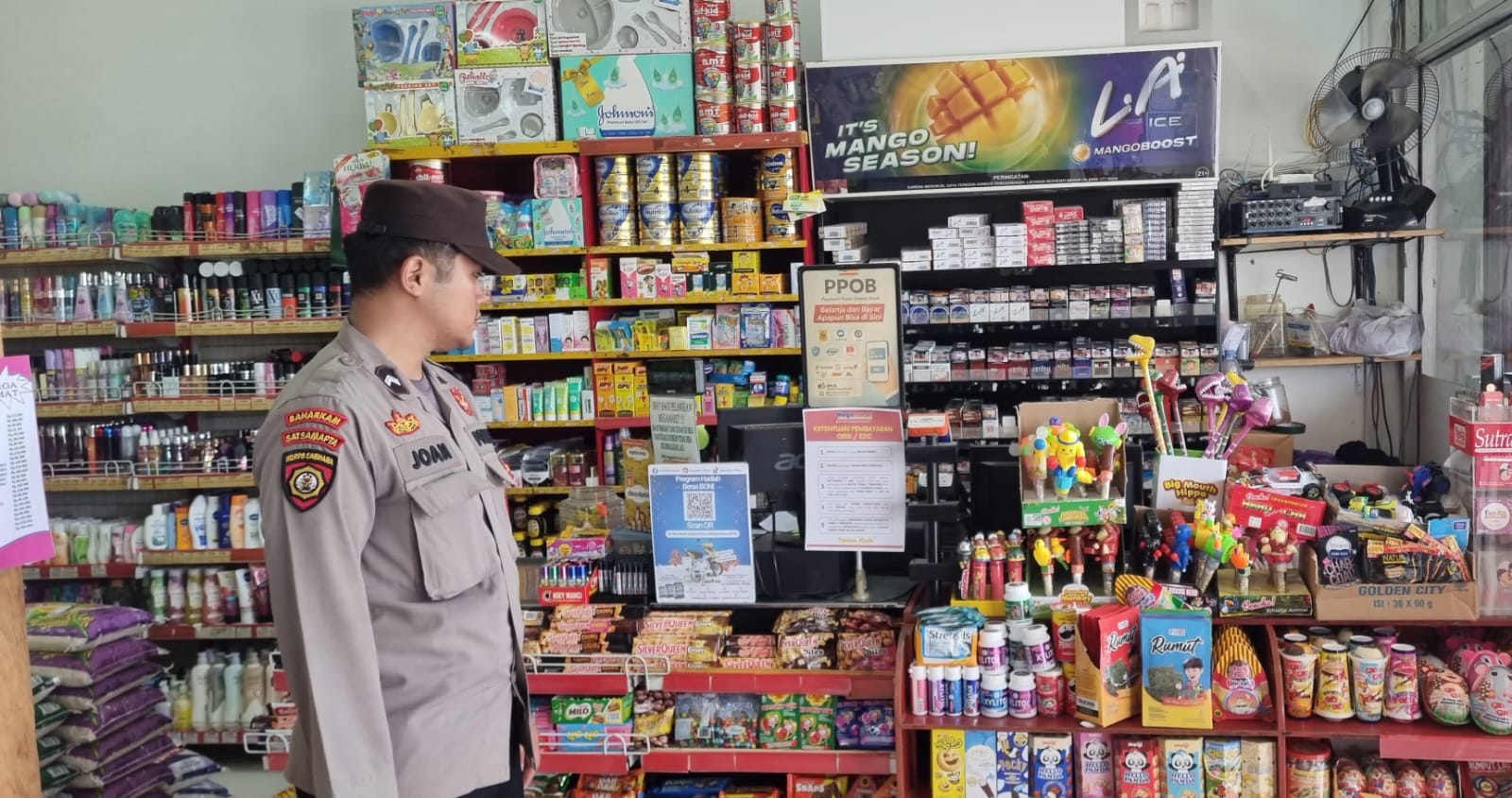 Anggota Polsek Sematu Jaya yang di pimpin langsung, Aipda Erizki melaksanakan patroli dialogis di Megamart Kecamatan Sematu Jaya guna memelihara siskamtibmas di wilayah Hukum Polsek Sematu Jaya.