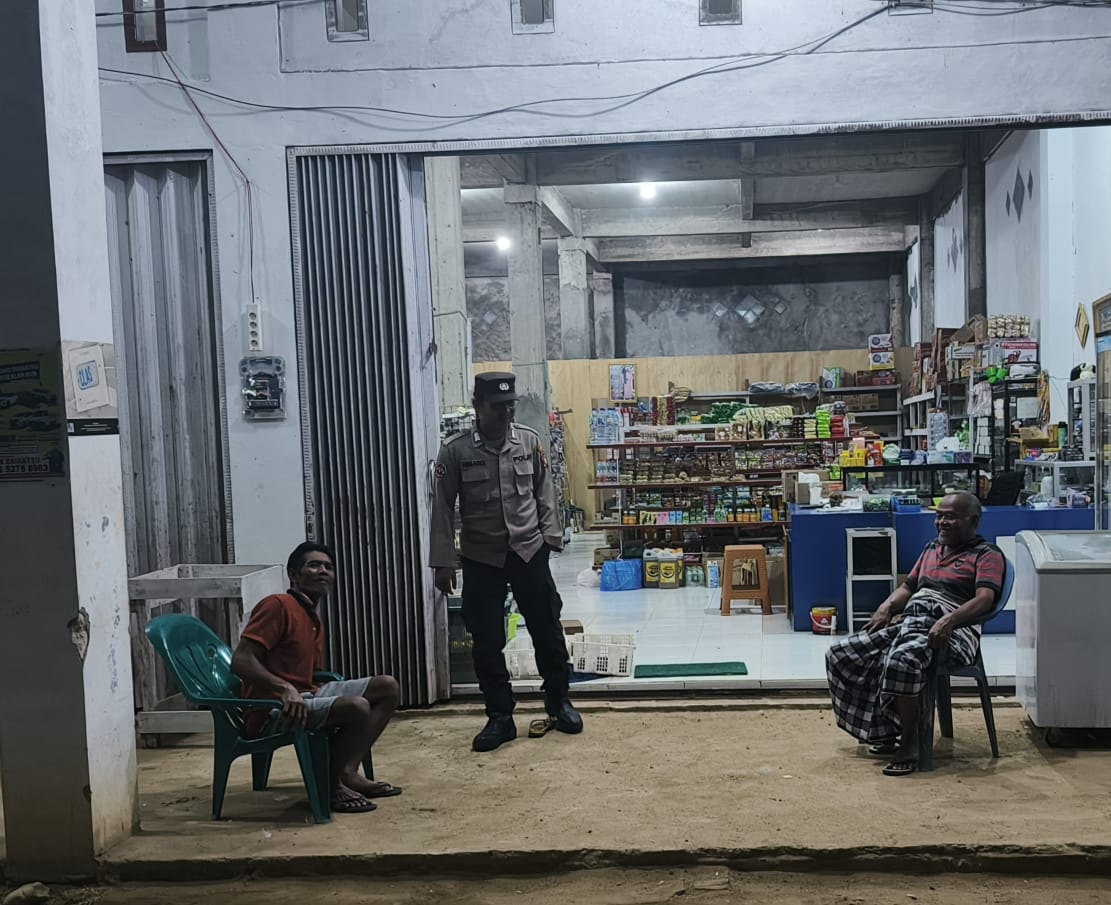 Piket Polsek Delang Jalin Kedekatan dengan Masyarakat di Tengah Aktivitas