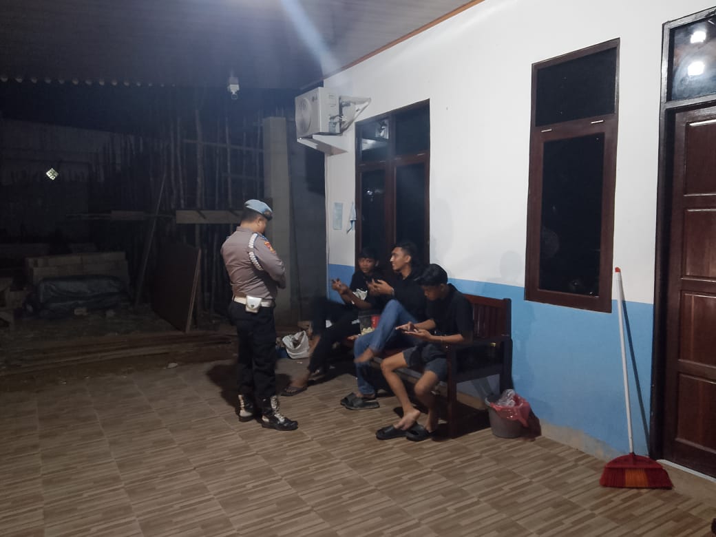 Piket Polsek Bulik melaksanakan sambang dan Silaturahmi kemasyarakat