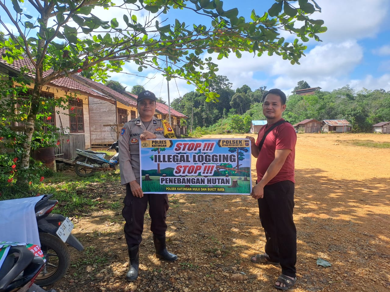 Upaya Pencegahan Penebangan Hutan secara Liar (Ilegal Logging), Bhabinkamtibmas sosialisasi kepada masyarakat.