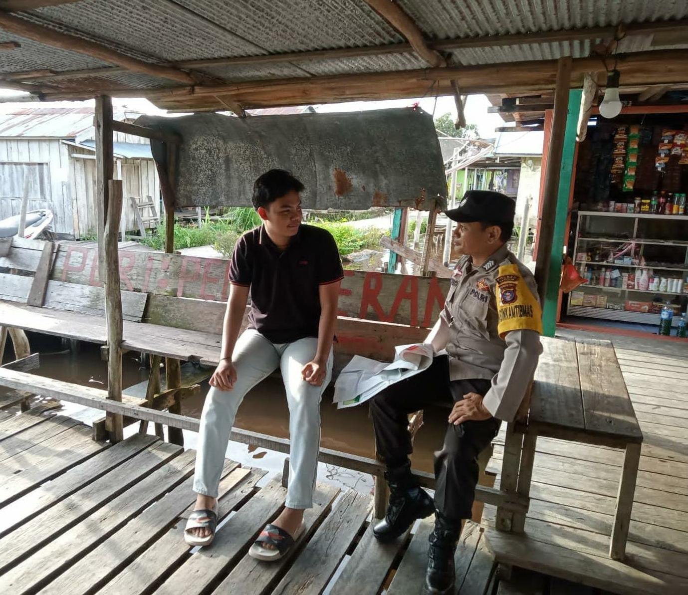 Anggota bhabinkamtibmas Polsek Katingan Kuala Sambang masyarakat Desa Binaannya